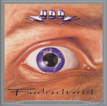 Nahaufnahme eines Auges. Das Auge ist blau und hat eine Weltgrafik in der Iris. Der Text 'Faceless World'.