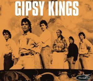 Albumcover von Gipsy Kings, Männergruppe in hellen Kleidern, orangefarbener Hintergrund.