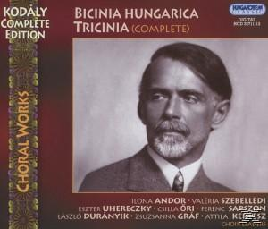 Album borító: Férfi öltönyben, "Bicinia Hungarica Tricinia (Complete)" és "Kodály Complete Edition" szöveggel.