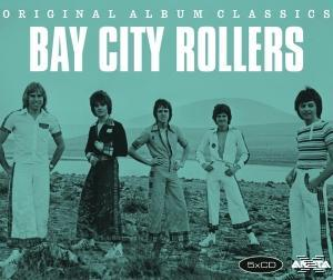 Albumcover: Bay City Rollers, fünf Männer posieren, Text 'Original Album Classics' und grüner Hintergrund.