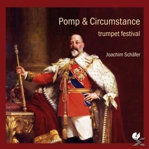 CD-Cover mit einer königlichen Figur in rotem und weißem Mantel, einem goldenen Zepter und dem Titel 'Pomp & Circumstance'.
