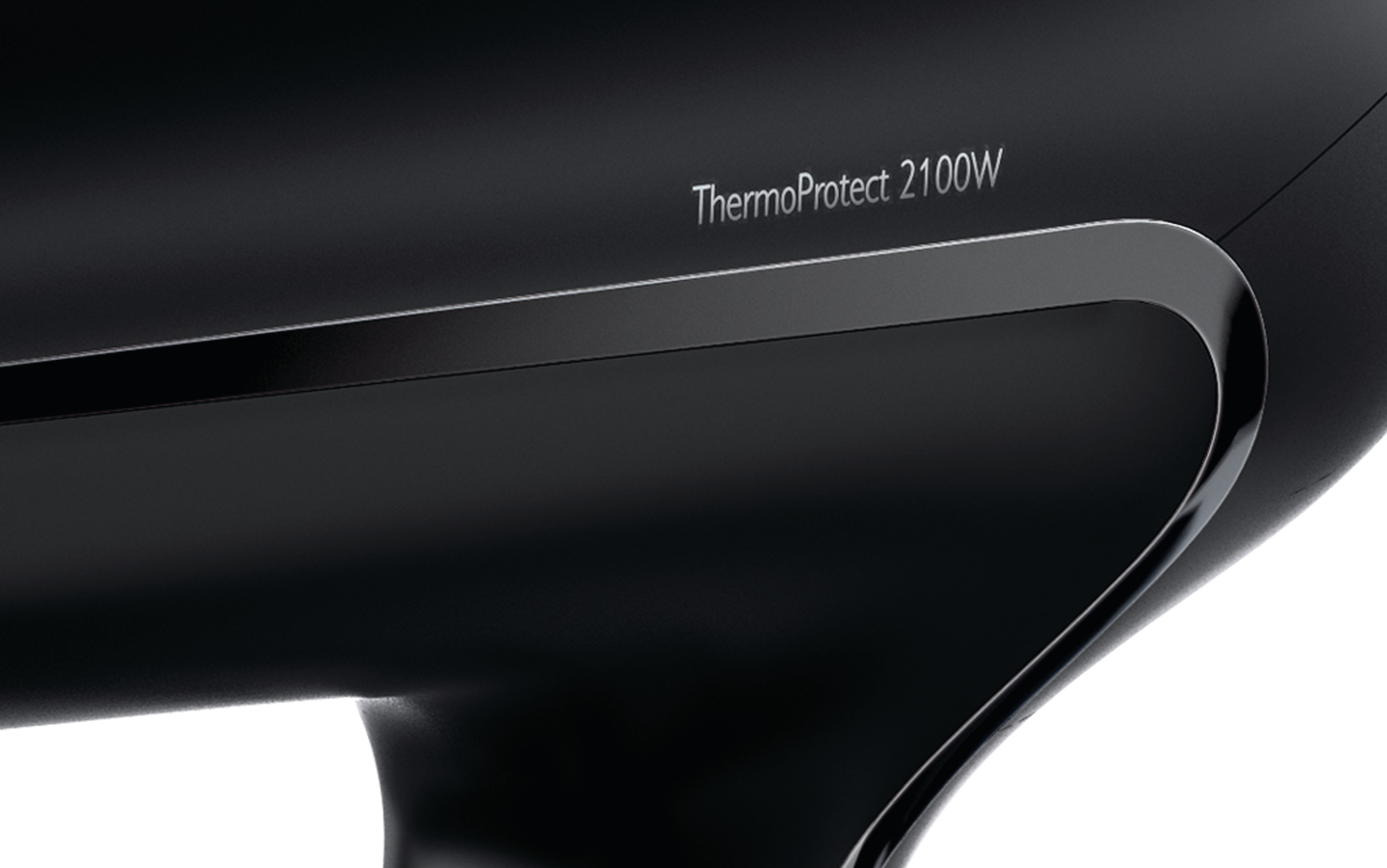 Nahaufnahme eines schwarzen Haartrockners. Der Text 'ThermoProtect 2100W' ist sichtbar.