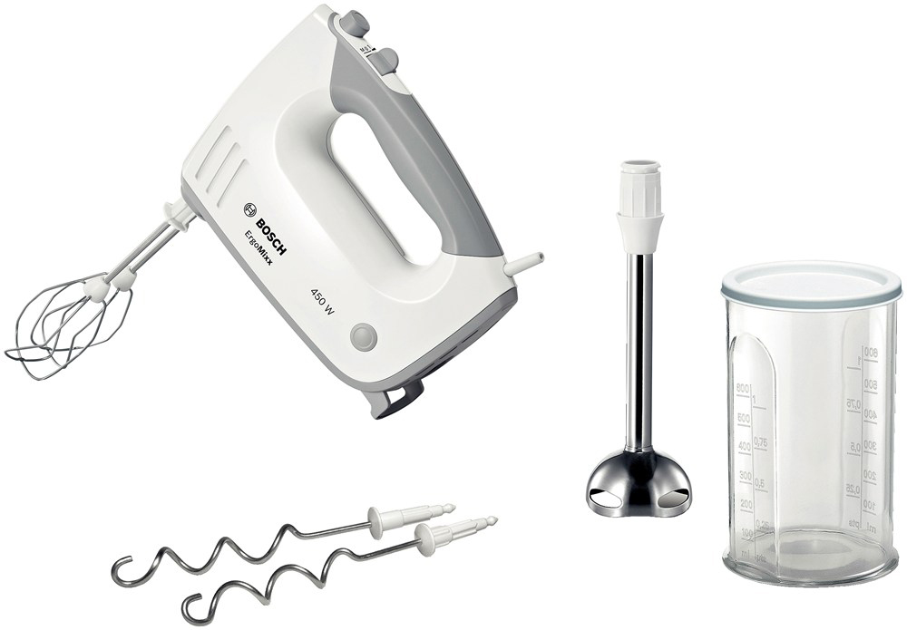 Mixeur plongeant blanc et gris avec accessoires et un récipient mesureur transparent sur fond blanc.