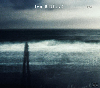Albumcover mit Silhouette einer Person am Strand.