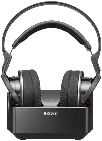 Schwarze kabellose Sony-Kopfhörer mit Ladestation. Kopfhörer ruhen auf der Basis.