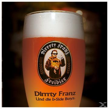 Bierglas mit Schaum, einem Etikett mit einer Figur und dem Text "Dirrty Franz". Verschwommener dunkler Hintergrund.