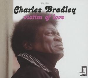 Albumcover: Charles Bradley, schwarzer Mann, blickt nach oben. Titel: Victim of Love. Pinker Text.