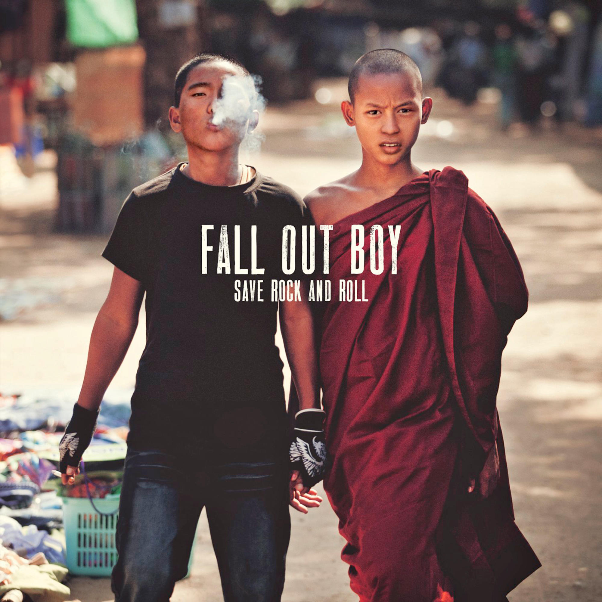Albumcover mit zwei jungen Männern, einer raucht, und dem Text 'Fall Out Boy'.