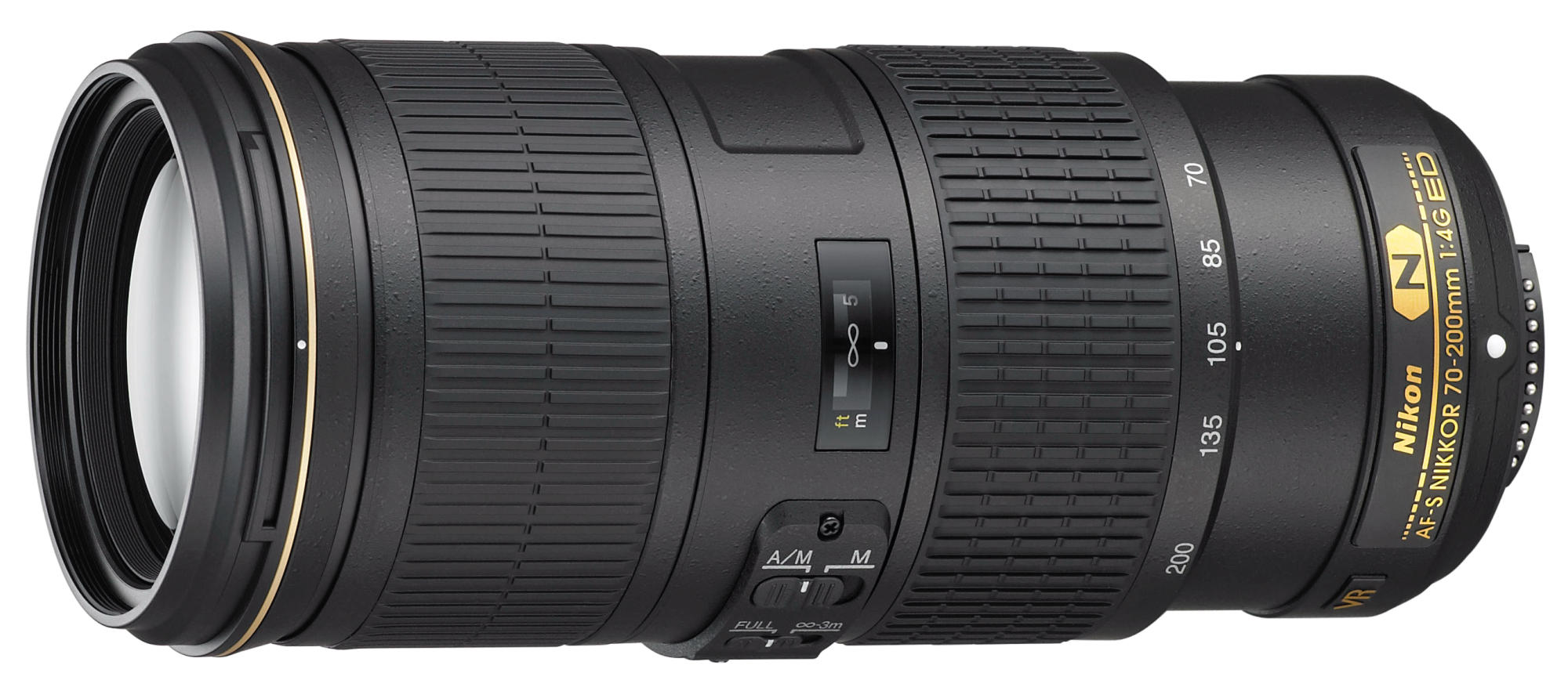 Zwarte Nikon cameralens. De lens is gelabeld Nikon, met ringen en een focusindicator.