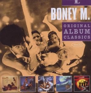 Albumcover mit fünf Personen und Text, weißer Hintergrund.