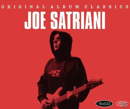 Albumcover von Joe Satriani. Er trägt einen Kapuzenpullover und hält eine Gitarre.