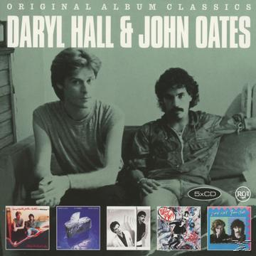 Albumcover mit zwei Männern auf einem Sofa, Titel: Daryl Hall & John Oates.