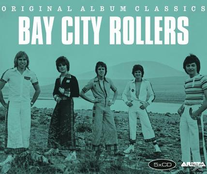 Bay City Rollers Albumcover. Fünf Männer in 70er-Jahre-Kleidung stehen vor einer Landschaft.