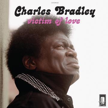 Albumcover mit Charles Bradley, der nach oben blickt, mit dem Text 'Victim of Love'.
