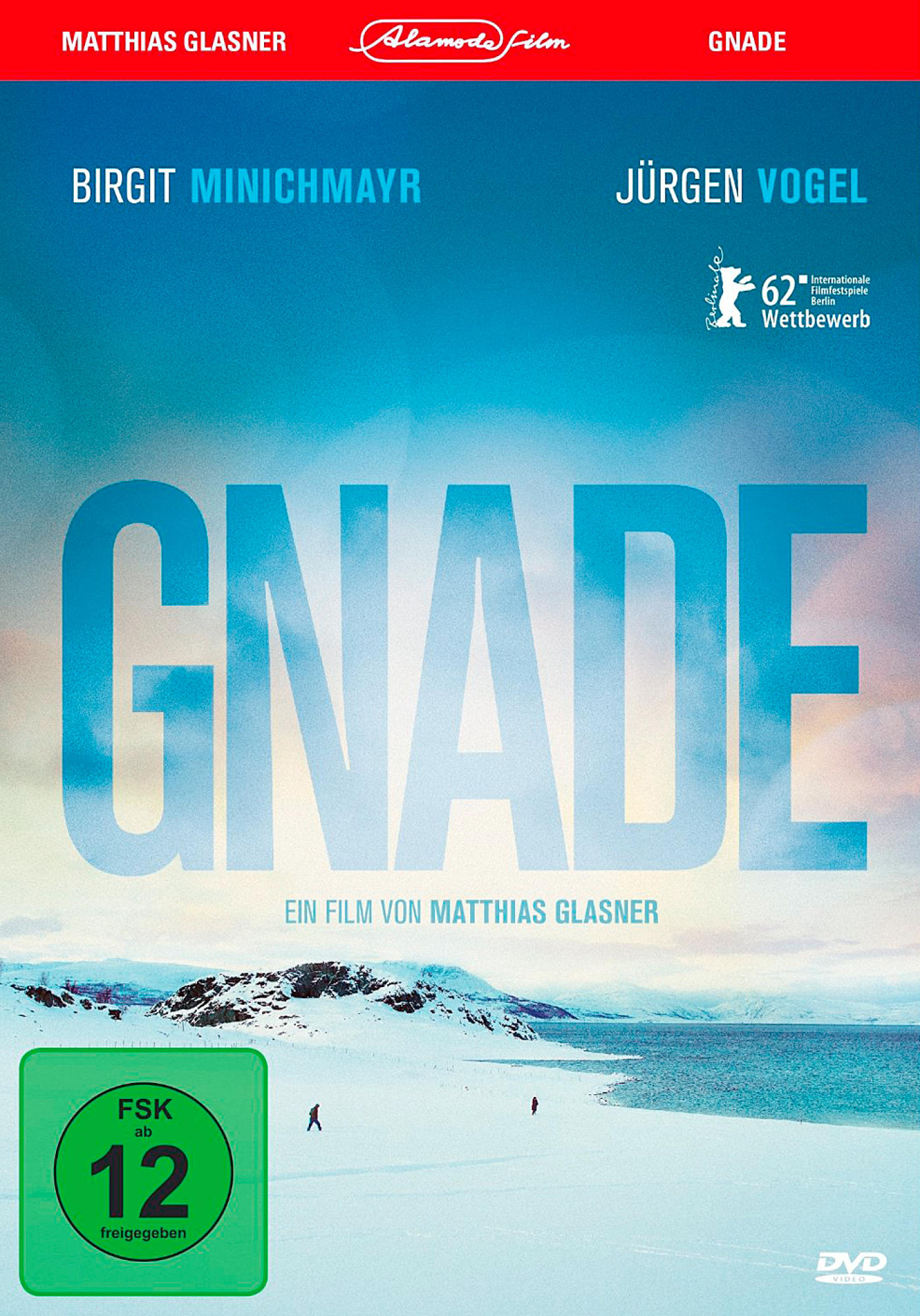 DVD-Cover mit einer Winterlandschaft und zwei Figuren. Titel: Gnade. Der Himmel ist blau, der Schnee ist weiß.
