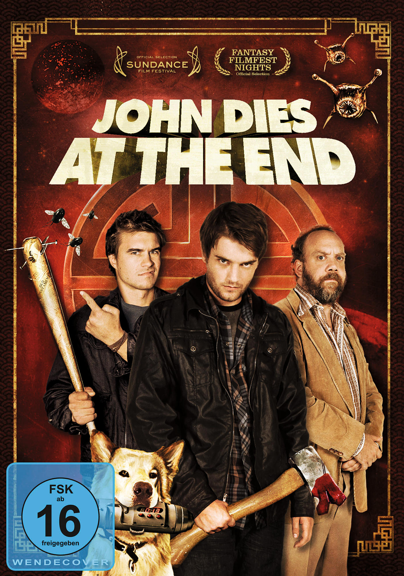DVD-Cover für "John Dies at the End". Zeigt drei Männer, einen Hund und einen monströsen Hintergrund.