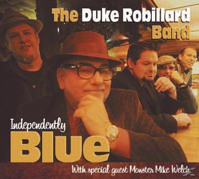 Das Bild der Duke Robillard Band. Fünf Männer posieren vor einer Bar.