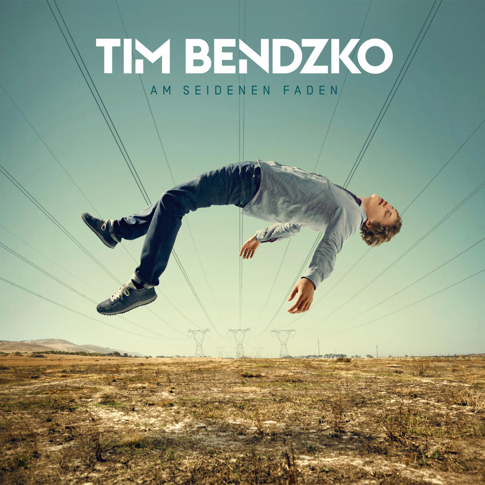 Tim Bendzko Albumcover. Ein Mann schwebt in der Luft über einem Feld und Stromleitungen.