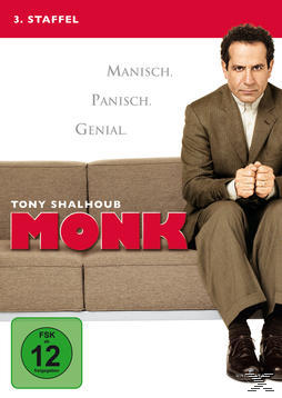 Monk DVD-Cover. Tony Shalhoub im Anzug sitzt auf einem Sofa. Titel: Monk.