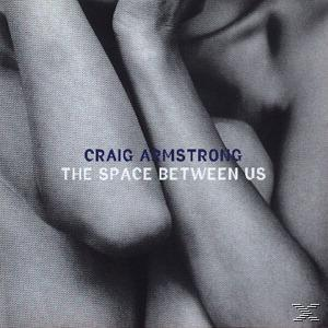 Album borító: Fekete-fehér kép összefonódott karokról. Cím: The Space Between Us, Craig Armstrong.