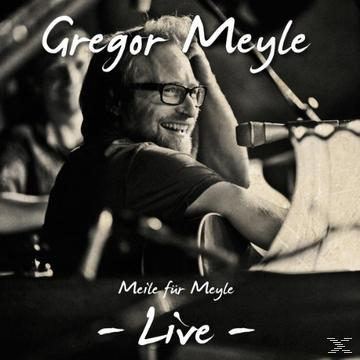Gregor Meyle Live-Albumcover, Schwarz-Weiß-Foto eines lächelnden Mannes mit Brille.