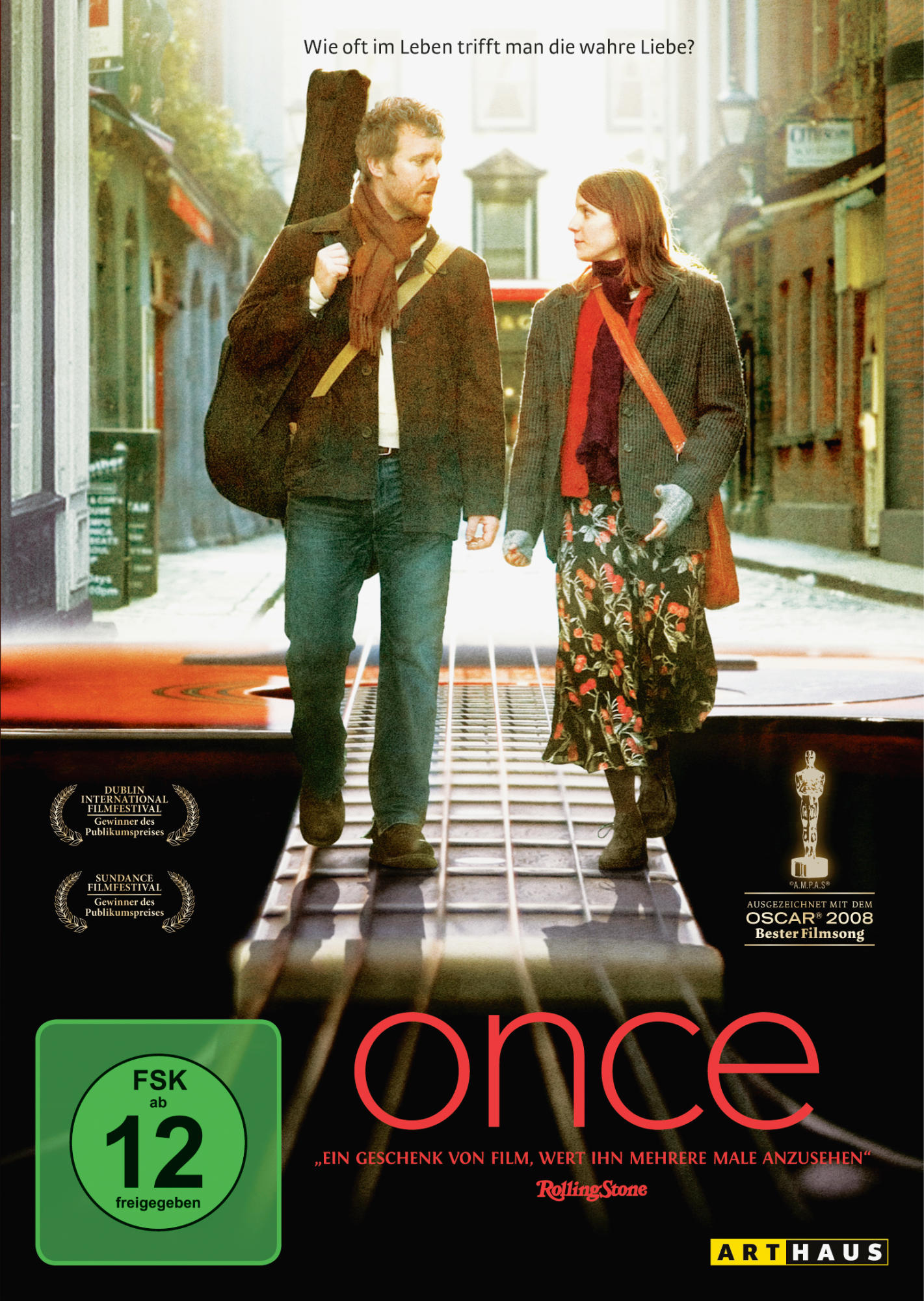 Filmposter für Once. Ein Mann und eine Frau gehen aufeinander zu. Ein Gitarrenkoffer ist auf seinem Rücken.