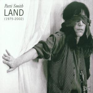 Albumcover mit Patti Smith, die eine Augenbinde trägt und sich an eine Wand lehnt. Das Album trägt den Titel 'LAND (1975-2002)'.