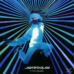 Jamiroquai Albumcover: Ein Mann in weißem Anzug, Kopf bedeckt, springt vor blau-schwarzem Hintergrund mit Linien.