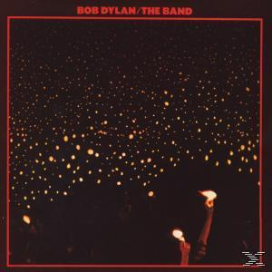 Albumcover mit einer Menge, die Lichter hält, Text: 'BOB DYLAN/THE BAND', mit rotem Rahmen.