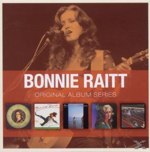 Albumcover: Bonnie Raitt singt, darunter Albumcover. Titel: 'Bonnie Raitt Original Album Series'.