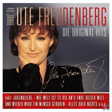 Ute Freudenberg Albumcover. Die Sängerin lächelt und hält ihr Kinn mit einer Signatur.