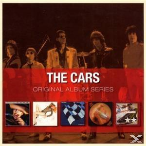 Albumcover: Das Cars-Album mit Bandmitgliedern oben und fünf Albumcovern darunter.
