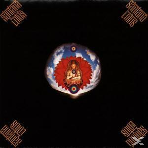 Albumcover mit einer zentralen Figur in roter Kleidung, mit himmelartigem Hintergrund und goldenen Logos.