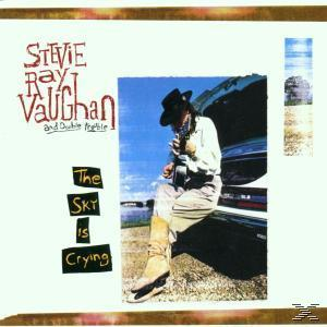 Albumcover: Stevie Ray Vaughan spielt Gitarre, sitzend, mit Auto und Landschaft.