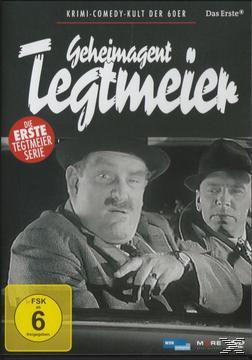 Schwarzweiß-DVD-Cover. Zwei Männer in Mänteln sitzen in einem Auto und schauen nach vorne.