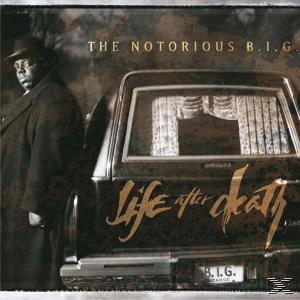 Albumcover mit The Notorious B.I.G. in Anzug und einem Auto mit "Life After Death" auf der Rückseite.