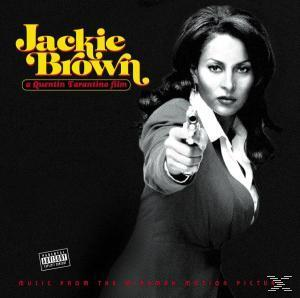 Frau mit Waffe auf Filmplakat. Titel: Jackie Brown. Ein Film von Quentin Tarantino. Der Hintergrund ist schwarz.