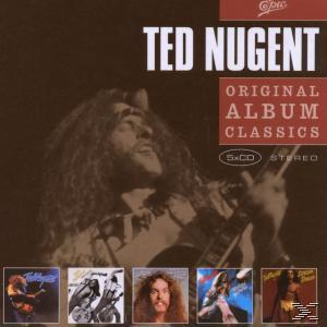 Albumcover von Ted Nugent. Ein Mann spielt Gitarre. Fotos anderer Albumcover sind sichtbar.