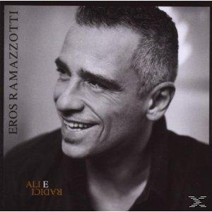 Mann lächelt, schwarz-weiß. Albumtitel: Ali e Radici, von Eros Ramazzotti. Quadratisches Format.