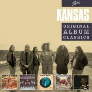 Das Albumcover von Kansas, mit Bandmitgliedern und Albumcovern darunter, auf einem braunen Hintergrund.