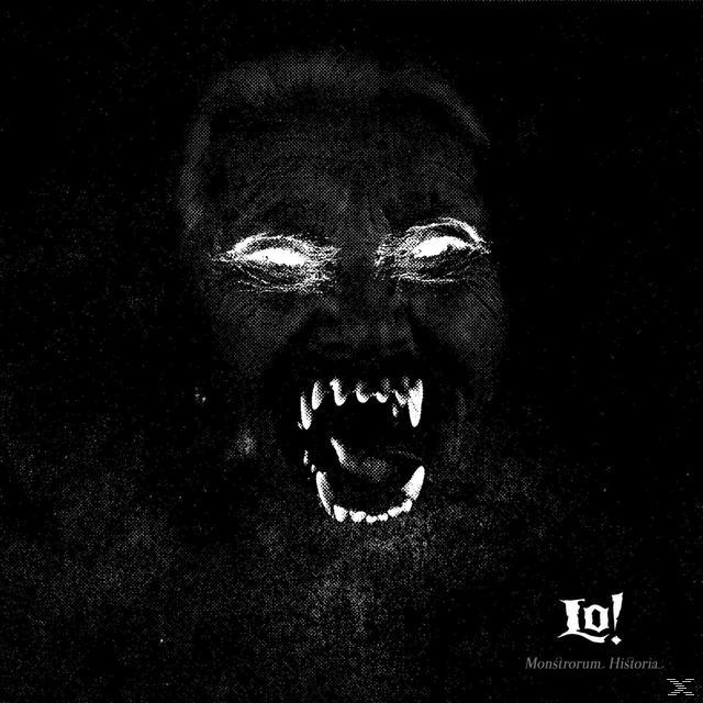 Schwarz-Weiß-Bild eines Monstergesichts mit leuchtenden Augen und scharfen Zähnen, dunkler Hintergrund.
