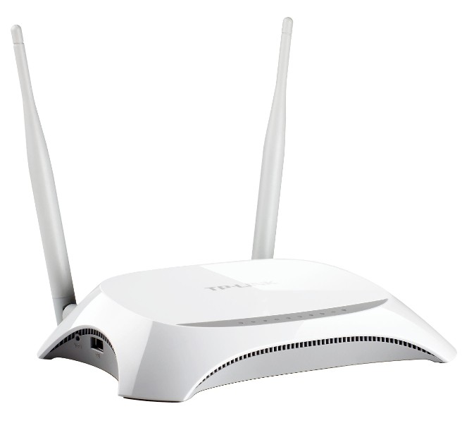 Biały router TP-Link z dwiema antenami. Jest umieszczony na białym tle.