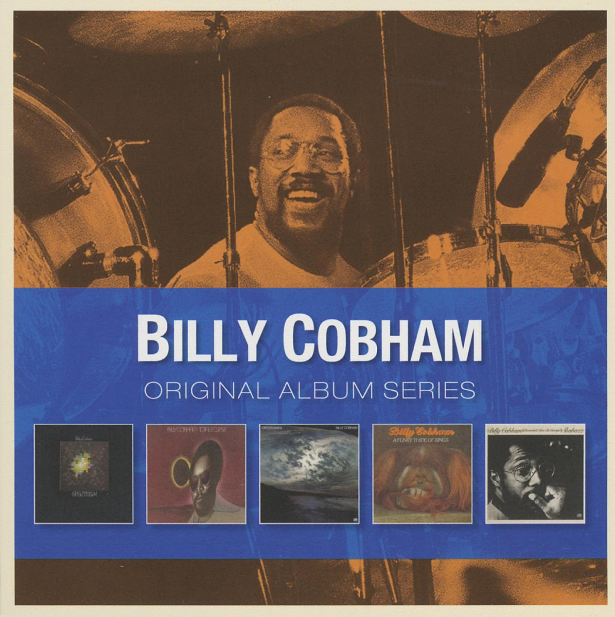 Albumcover von Billy Cobham. Ein lächelnder Mann mit Schlagzeug im Hintergrund.
