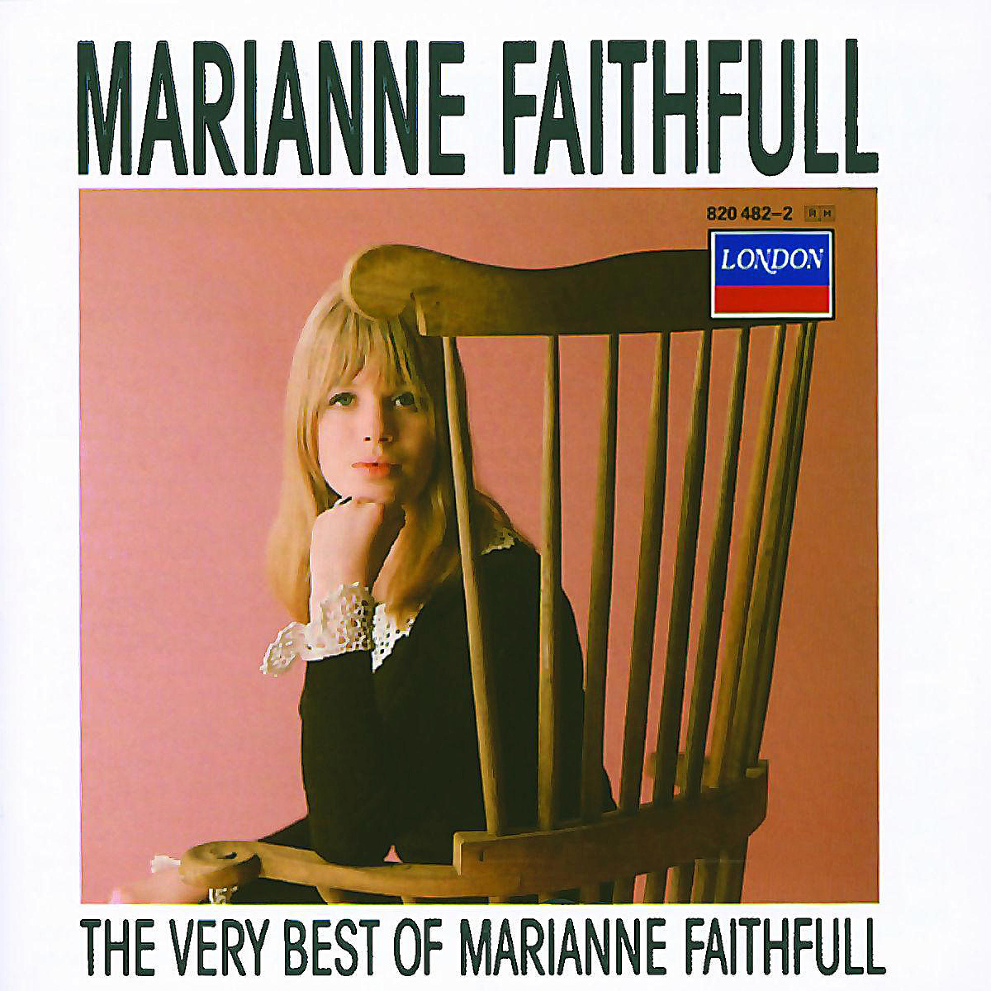 Albumcover von Marianne Faithfull auf einem Stuhl mit rosa Hintergrund.