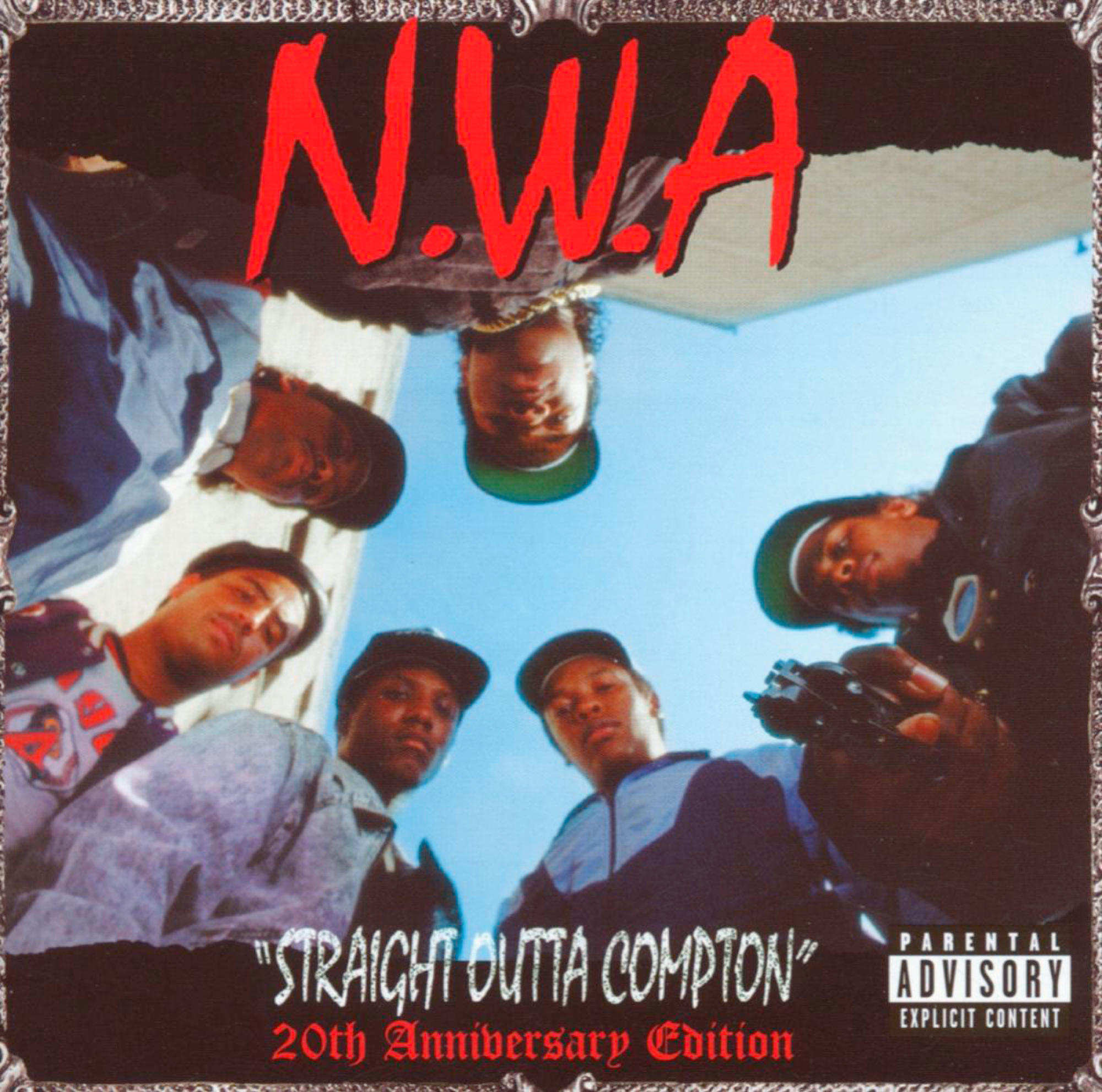 Albumcover von N.W.A, Gruppenmitglieder schauen nach unten. Titel: Straight Outta Compton. Warnhinweis für Eltern.
