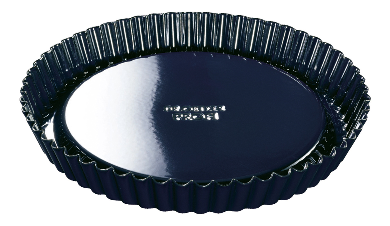 Eine dunkelblaue, geriffelte Tarteform. Die Form ist rund mit glänzendem Innenraum und geriffeltem Rand. Der Markenname ist sichtbar.