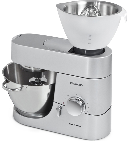 Silberne Kenwood Chef Titanium Küchenmaschine mit Entsafteraufsatz.