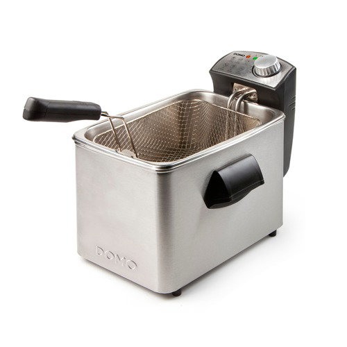 Une friteuse DOMO en acier inoxydable sur fond blanc. Poignée et panneau de commande noirs.