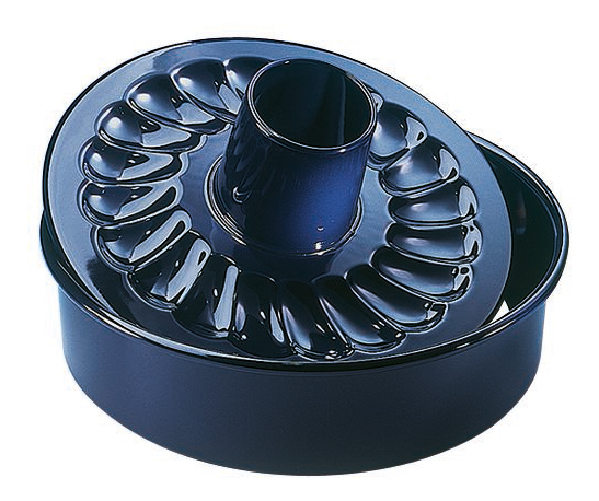 Eine dunkelblaue Gugelhupf-Form mit zentralem Rohr, bereit zum Backen. Weißer Hintergrund.