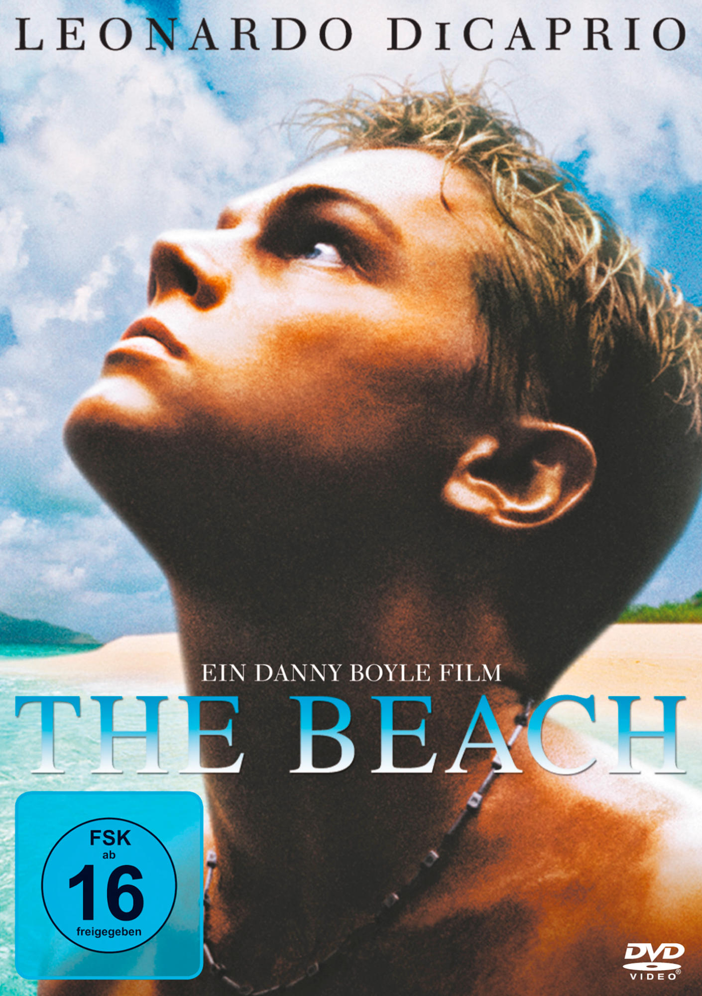 Filmplakat: The Beach, mit Leonardo DiCaprio. Ein Mann blickt in den Himmel. Blauer Himmel und Strand.